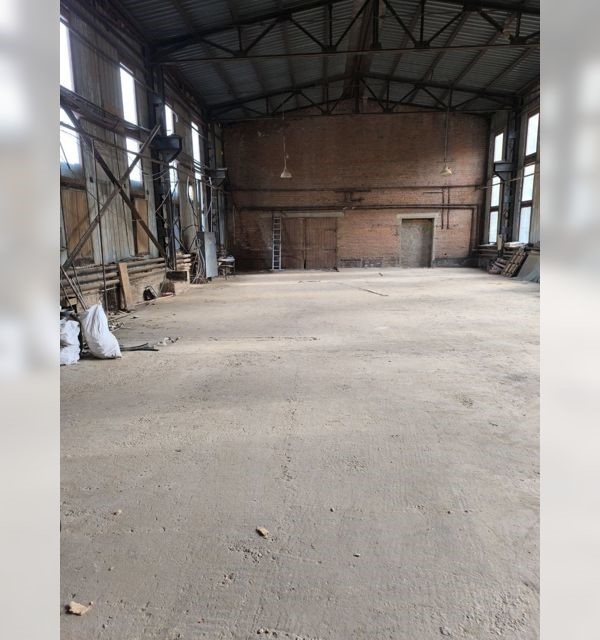 Отопление и все коммуникации центральные! Сдается цех под производство или склад. Высота 7 метров. Возможно восстановление кран-балки. Три здания, 1000, 700 и 360 метров. Высота потолков 7 метров. Имеются офисные помещения.Участок 0,5 га.  Все коммуникации.Мощность 400 кВт, возможно увеличение. Отоп